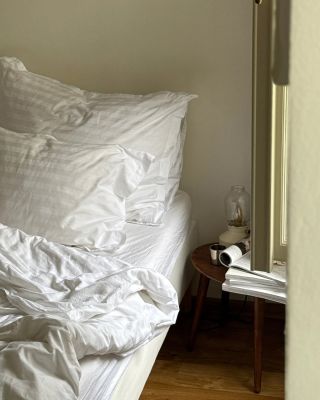 ranní vibe u @veronikatramita ☕️ Tohle má všechno! Čerstvou kávu v adebayo hrnečku, čtení, otevřené okno a postel jako v...